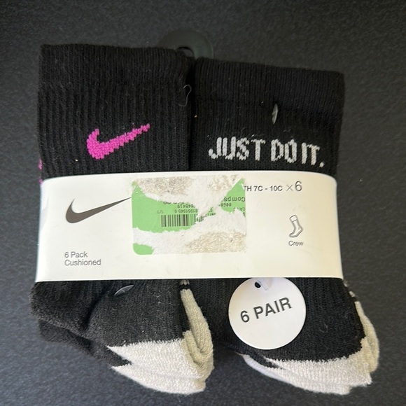Nike Black Athletic Socks Crew Length - Picture 1 of 1